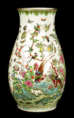 Lot 191 - A LARGE 19TH CENTURY CHINESE FAMILLE VERTE BULBOUS PORCELAIN VASE
