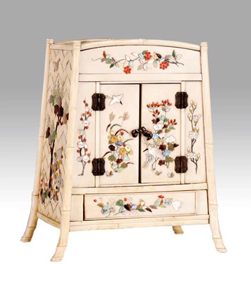 Lot 184 - A MEIJI PERIOD JAPANESE SHIBAYAMA IVORY JEWELLERY CABINET