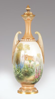 Lot 43 - HARRY DAVIS. A FINE EARLY 20TH CENTURY ROYAL WORCESTER PORCELAIN SLENDER CABINET VASE AND COVER