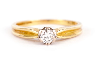 Lot 231 - A LADIES 18CT GOLD DIAMOND SOLITAIRE RING