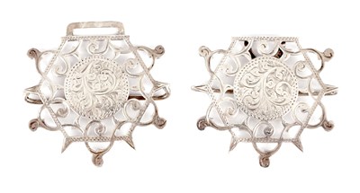 Lot 229 - A LATE 19TH CENTURY SILVER NURSE'S BUCKLE
