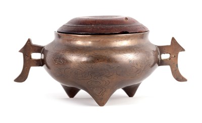 Lot 84 - AN 18TH CENTURY CHINESE SILVER WIRE INLAID BRONZE CENSER WITH TURNED WOOD COVER