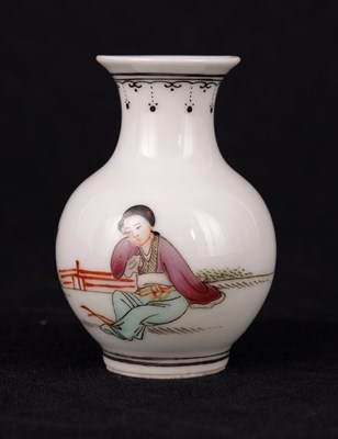 Lot 223 - AN EARLY 20TH CENTURY CHINESE REPUBLIC MINIATURE CHINESE PORCELAIN VASE