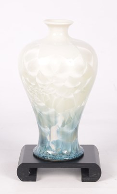 Lot 86 - A 20TH CENTURY JAPANESE PORCELAIN VASE
