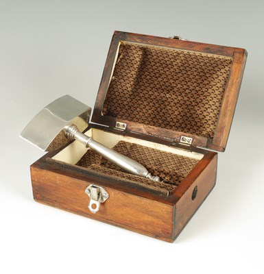 Lot 236 - A MID 20TH CENTURY SOLID SILVER CEREMONIAL MALLET