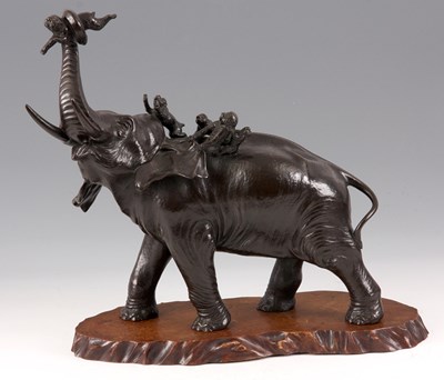 Lot 74 - A LARGE 19TH CENTURY MEIJI PERIOD JAPANESE...