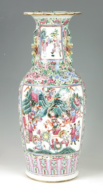 Lot 143 - A 19TH CENTURY CHINESE CANTON FAMILLE ROSE VASE OF LARGE SIZE