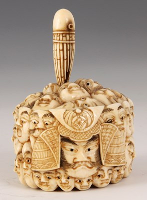 Lot 93 - A 19TH CENTURY JAPANESE IVORY BOX depicting...