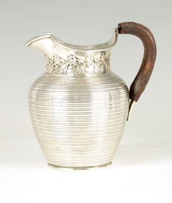 Lot 318 - AN EDWARDIAN SILVER HOT MILK JUG