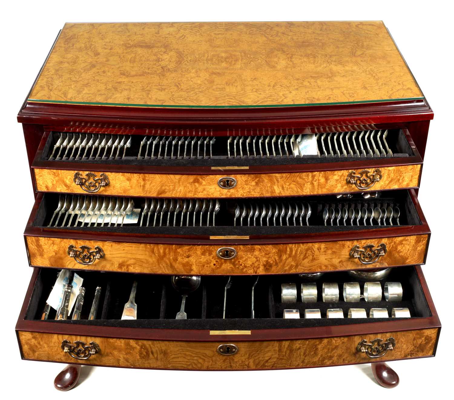 Lot 320 - A HIGH QUALITY 185 PIECE SOLID SILVER CANTEEN OF TABLE CUTLERY