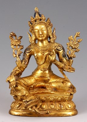 Lot 135 - AN EARLY 17TH/18TH CENTURY GILT BRONZE TIBETAN...