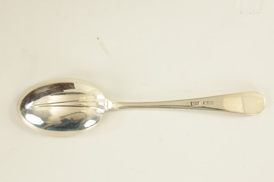 Lot 218 - AN ELIZABETH II SOLID SILVER HANOVERIAN PATTERN CANTEEN OF CUTLERY