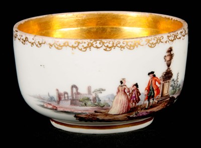 Lot 28 - AN 18TH CENTURY MEISSEN SMALL BOWL