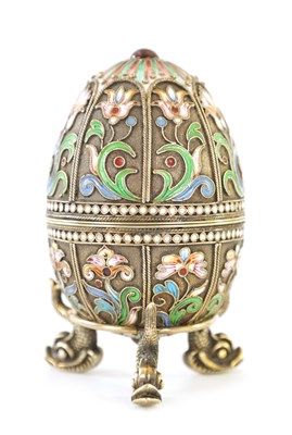 Lot 187 - A FINE EARLY 20TH CENTURY RUSSIAN RAISED ENAMEL WORK ON SILVER EGG WITH GILT INTERIOR
