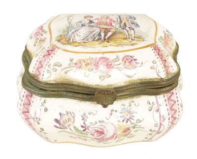 Lot 25 - AN 18TH/EARLY 19TH CENTURY FRENCH PORCELAIN PATCH BOX