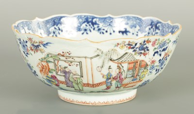 Lot 76 - A LARGE 18TH/19TH CENTURY CHINESE FAMILLE ROSE PORCELAIN BOWL