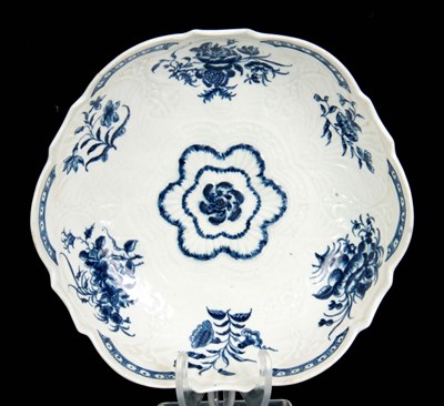 Lot 56 - A FIRST PERIOD WORCESTER BLUE AND WHITE SCALLOP EDGE JUNKET DISH