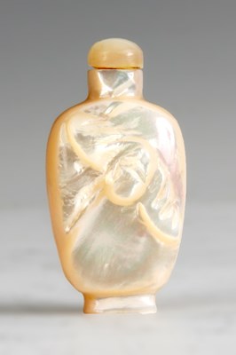 Lot 346 - A CHINESE PEARLISED HARD STONE SNUFF BOTTLE AND STOPPER