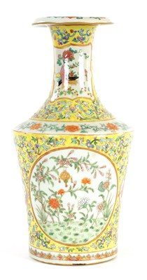 Lot 75 - AN 18TH/19TH CENTURY CHINESE FAMILLE VERTE YELLOW GROUND VASE
