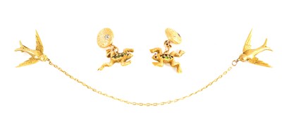 Lot 180 - A PAIR OF 15CT GOLD EMERALD, RUBY AND DIAMOND CHAIN-LINK FROG CUFFLINKS