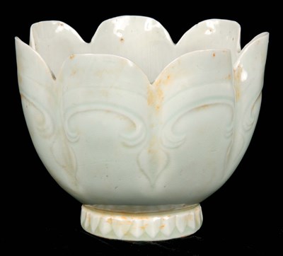 Lot 54 - A CHINESE QINGBAI LOTUS LEAF SHAPED CELADON GLAZED EARTHENWARE VASE