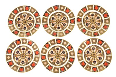 Lot 143 - A SET OF SIX OLD IMARI PATTERN ROYAL CROWN DERBY PLATES