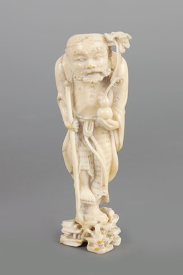 Lot 29 - AN 18/19TH CENTURY CHINESE IVORY SCULPTURE