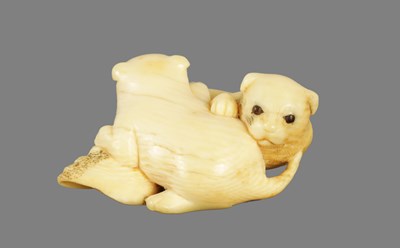 Lot 17 - A JAPANESE EDU PERIOD IVORY NETSUKE