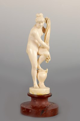 Lot 65 - AN EARLY 20TH CENTURY FRENCH IVORY SCULPTURE