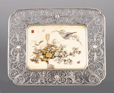 Lot 237 - A JAPANESE MEIJI PERIOD IVORY SHIBIYAMA AND SILVER MOUNTED PIN TRAY
