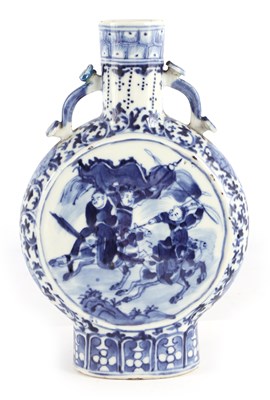 Lot 5 - A 19TH CENTURY CHINESE BLUE AND WHITE CHINESE MOON FLASK