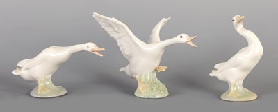 Lot 26 - THREE LLADRO FIGURINES OF GEESE