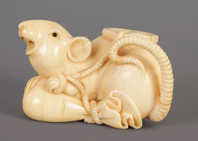 Lot 252 - A JAPANESE MEIJI PERIOD IVORY OKIMONO