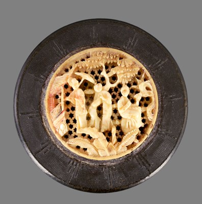 Lot 37 - A 19TH CENTURY PRESSED HORN AND IVORY SNUFF BOX