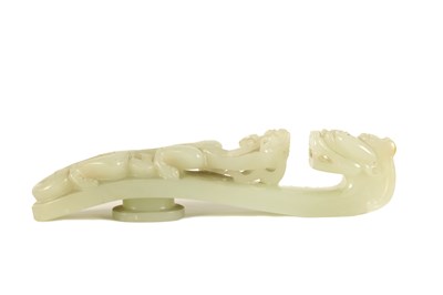 Lot 150 - A LARGE 18TH/19TH CENTURY CARVED WHITE JADE BELT HOOK