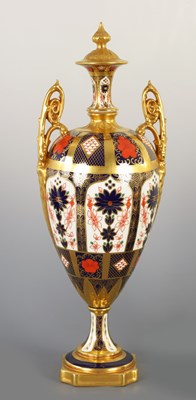 Lot 95 - A LARGE ROYAL CROWN DERBY IMARI PATTERN TWIN HANDLED PEDESTAL URN