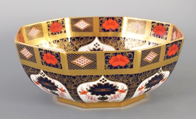 Lot 128 - A LARGE ROYAL CROWN DERBY IMARI PATTERN BOWL