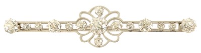 Lot 249 - A GOOD PLATINUM AND DIAMOND SET 15 STONE BAR BROOCH