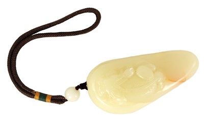 Lot 65 - A CHINESE CARVED JADE BOULDER DEPICTING A CROUCHING DRAGON