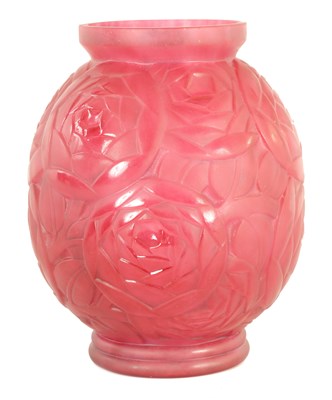 Lot 16 - AN EARLY 20TH CENTURY ART DECO GLASS VASE BY P D'AVESN