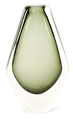 Lot 31 - A MID 20TH CENTURY NILS LANDBERG ORREFORS GREY SOMMOSSO GLASS VASE