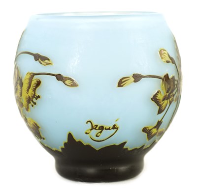 Lot 35 - AN EARLY 20TH CENTURY FRENCH CAMEO GLASS VASE