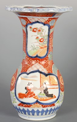 Lot 284 - A JAPANESE IMARI BULBOUS FLARED NECK VASE