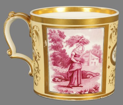 Lot 120 - AN EARLY 19TH CENTURY PORCELAIN CHAMBERLAIN WORCESTER STYLE MUG