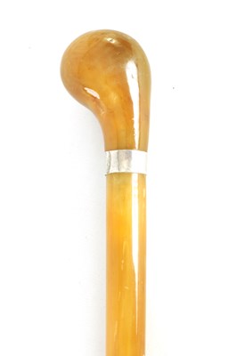 Lot 492 - RHINO HORN RIDING CROP