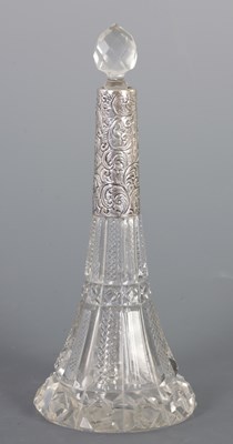 Lot 43 - AN EARLY 19TH CENTURY SILVER TOPPED CUT GLASS SCENT BOTTLE