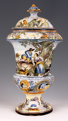 Lot 49 - A 18TH/19TH CENTURY ITALIAN MAJOLICA VASE AND...