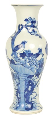 Lot 126 - AN 18TH/19TH CENTURY CHINESE BLUE AND WHITE VASE