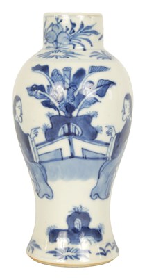 Lot 78 - A SMALL 18TH/19TH CENTURY CHINESE BLUE AND WHITE VASE