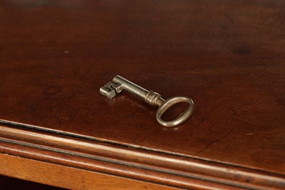 Lot 913 - A RARE GEORGE III MAHOGANY LIBRARY SECRETAIRE CHEST OF DRAWERS WITH DETACHABLE  BOOK CARRIER